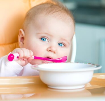 niemowlę je BLW, rozszerzanie diety, jedzenie dzieci