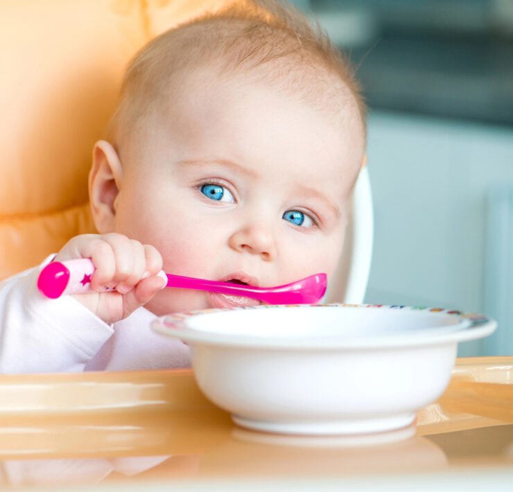 niemowlę je BLW, rozszerzanie diety, jedzenie dzieci