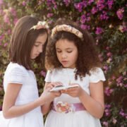 dziewczynki w białych sukienkach komunijnych