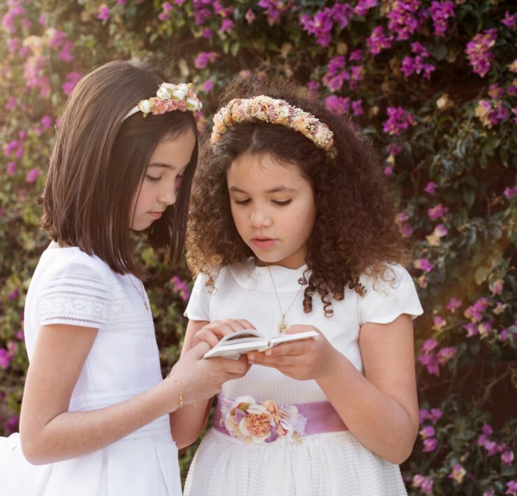 dziewczynki w białych sukienkach komunijnych