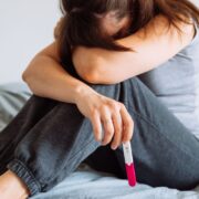kobieta z negatywnym wynikiem testu ciążowego kiedy zaczyna się niepłodność