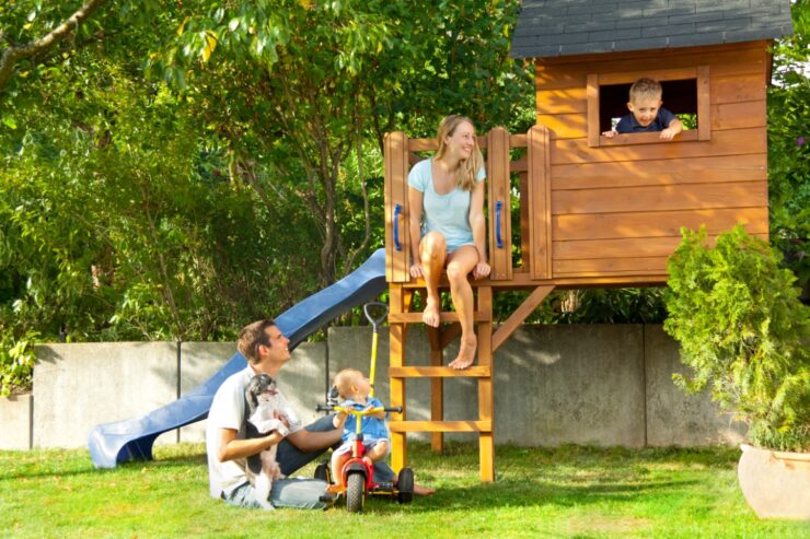 plac zabaw w ogrodzie w domu drewniana konstrukcja zjeżdżalnia