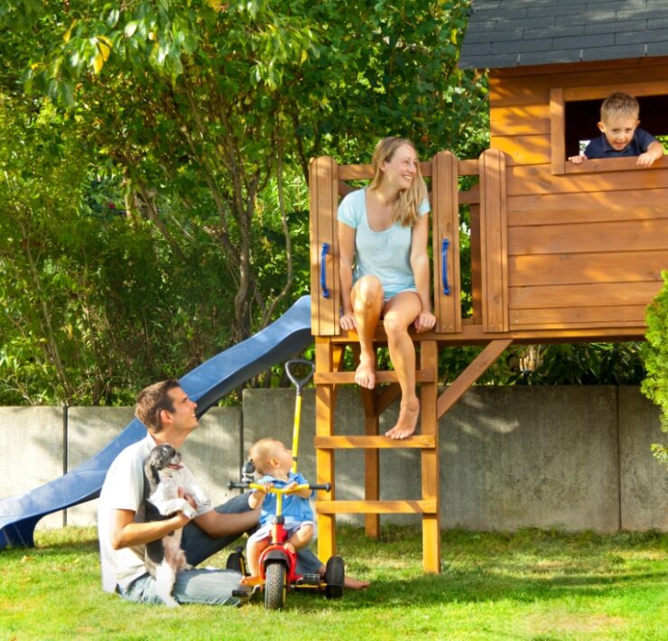 plac zabaw w ogrodzie w domu drewniana konstrukcja zjeżdżalnia