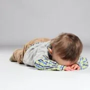 dziecko w złości leży na podłodze