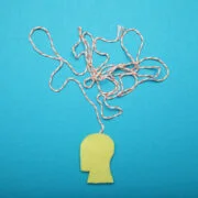 głowa osoby z ADGD nadpobudliwość, problemy z koncentracją