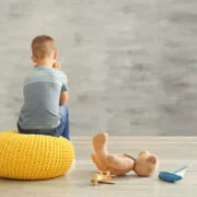 autyzm chłopiec odwrócony na poduszce