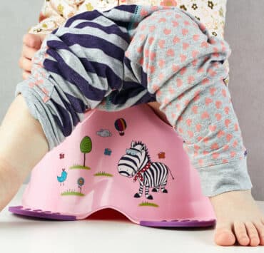 zapalenie pęcherza u dziewczynki, dziewczynka siedzi na nocniku