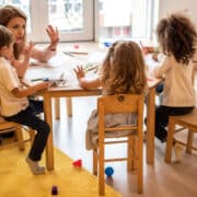 dzieci w przedszkolu w procesie adaptacji