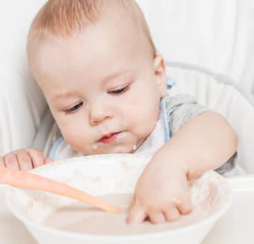 owsianka dla niemowlaka na talerzu