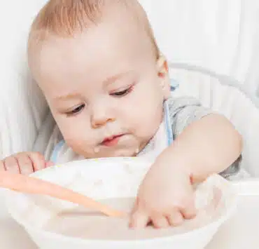 owsianka dla niemowlaka na talerzu