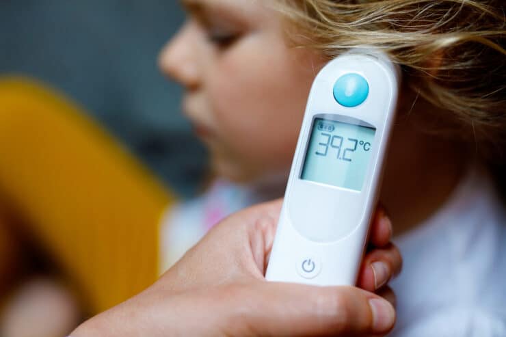 termometr wskazuje gorączkę u dziecka