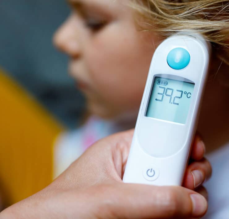 termometr wskazuje gorączkę u dziecka