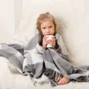 dziewczynka z objawami przeziębienia