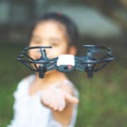 dziewczynka puszcza drona
