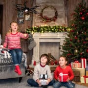 dzieci czekają na prezenty na mikołaja