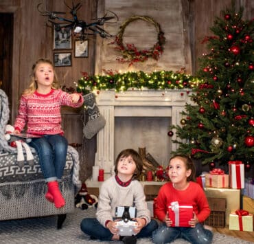 dzieci czekają na prezenty na mikołaja