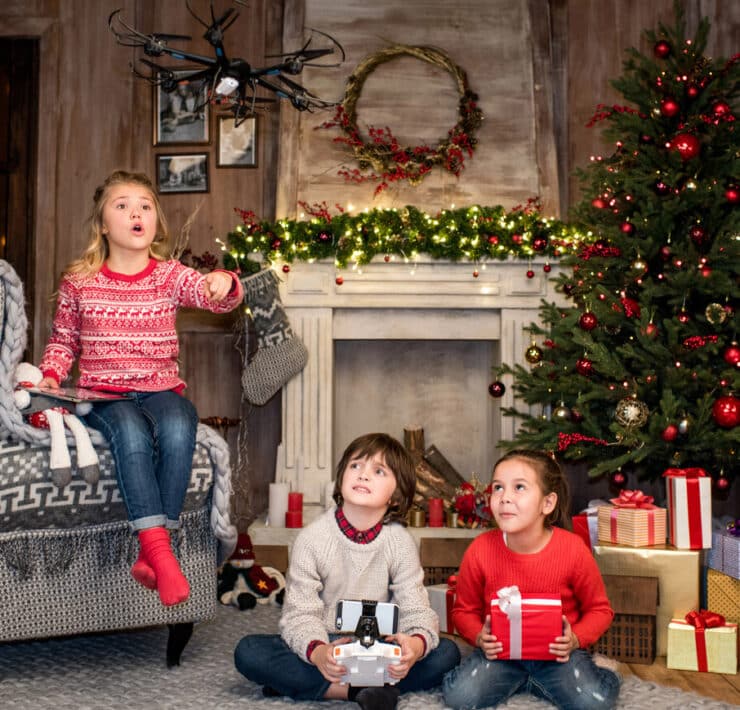 dzieci czekają na prezenty na mikołaja