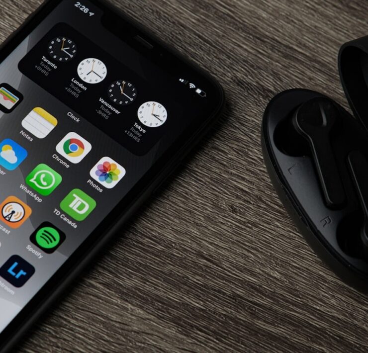 widok z góry na smartfon i słuchawki bezprzewodowe