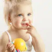 dziewczynka z zębami mlecznymi