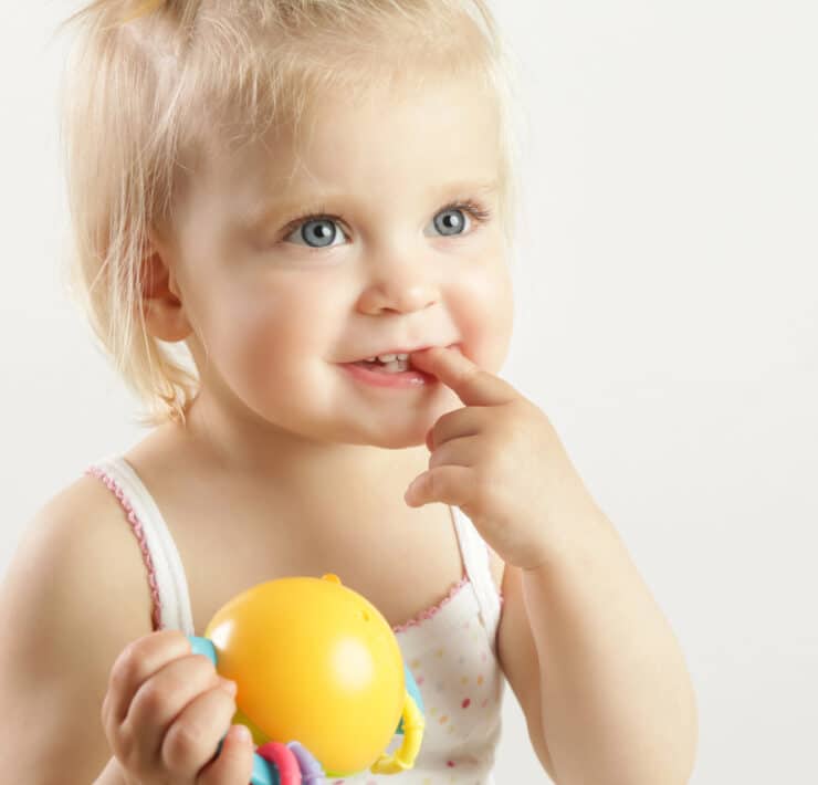 dziewczynka z zębami mlecznymi