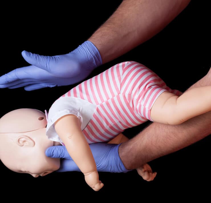 dorosły na kursie pierwszej pomocy przy zadławieniu
