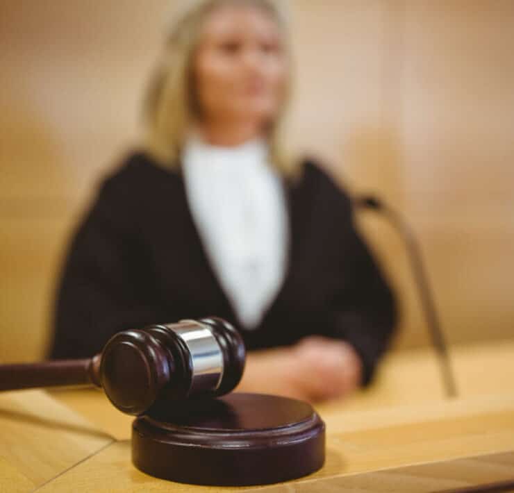 kobieta zeznaje przed sądem w czasie rozwodu