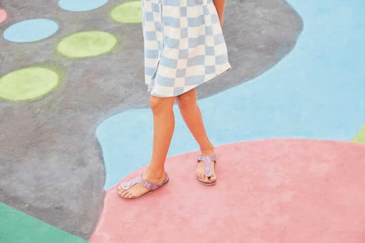 dziewczynka w sandałach Birkenstock