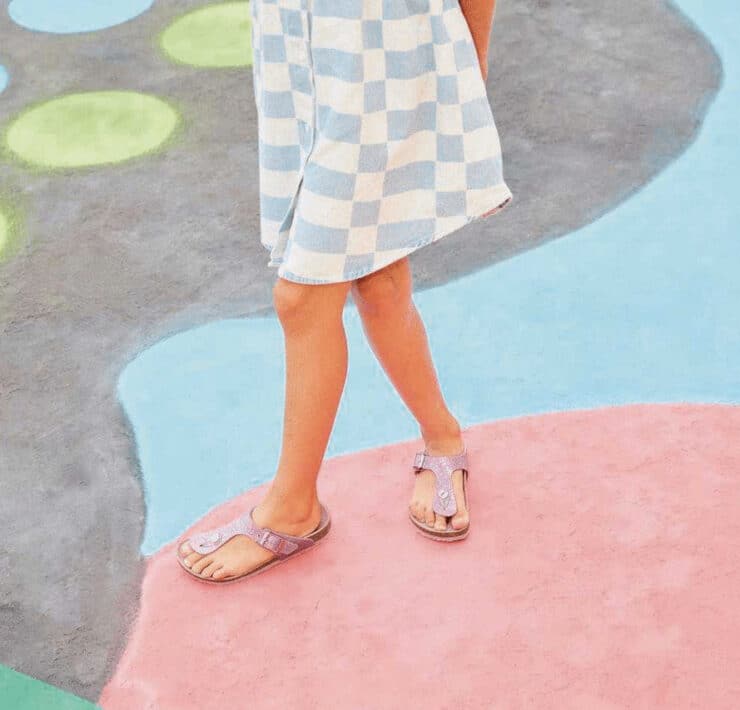 dziewczynka w sandałach Birkenstock