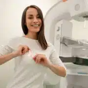 Młoda kobieta ze wstążką promująca badanie piersi