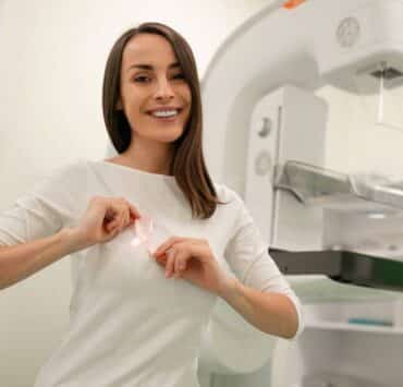 Młoda kobieta ze wstążką promująca badanie piersi