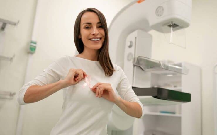 Młoda kobieta ze wstążką promująca badanie piersi