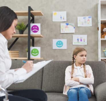 psycholog z Poznania rozmawia z dziewczynką