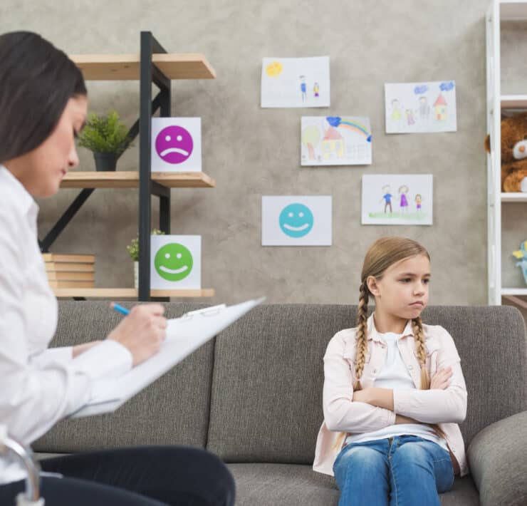 psycholog z Poznania rozmawia z dziewczynką