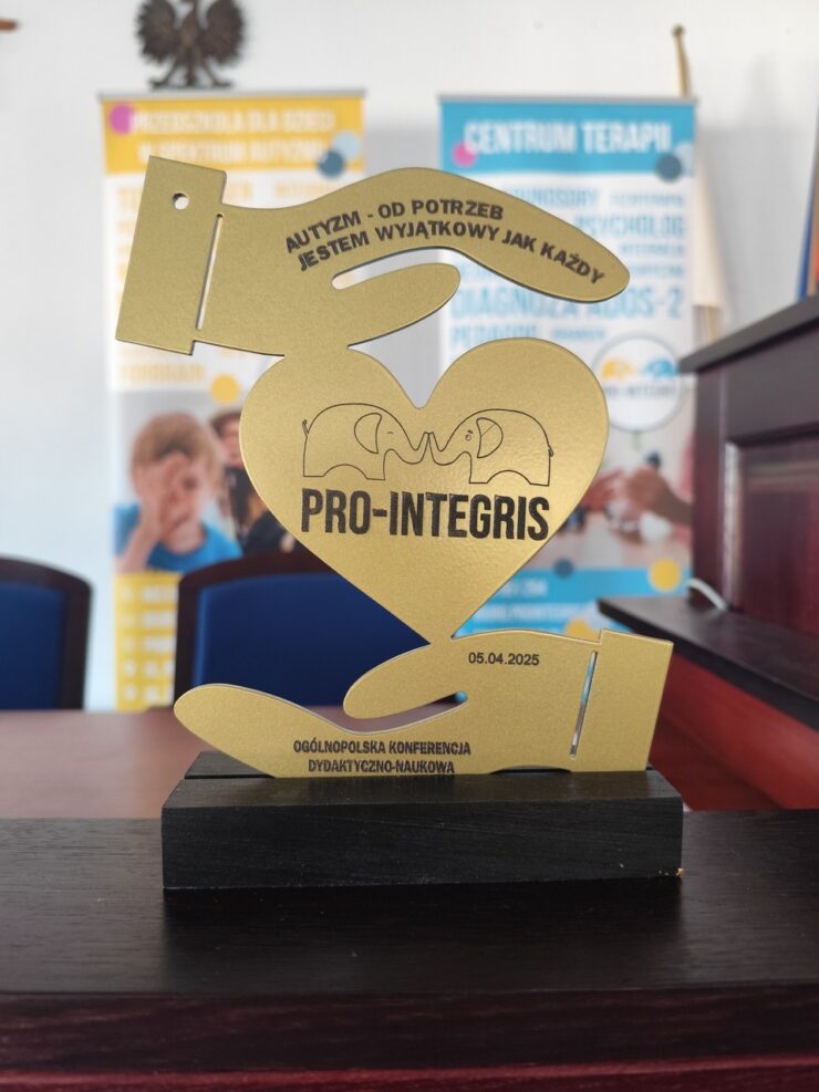 statuetka ProIntegris dla uczestnika konferencji