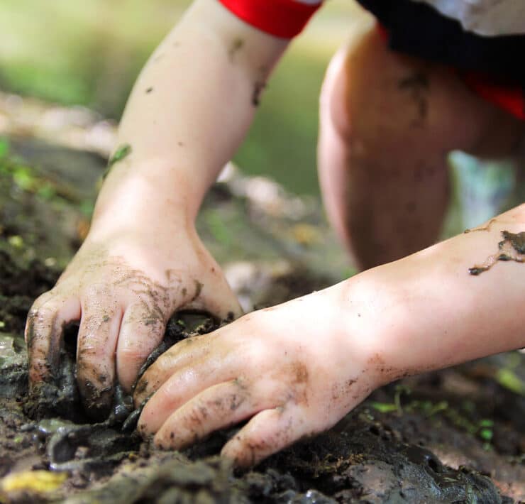 dziecko ma brudne ręce i bawi się w ziemi ryzyko choroby pasożytniczej