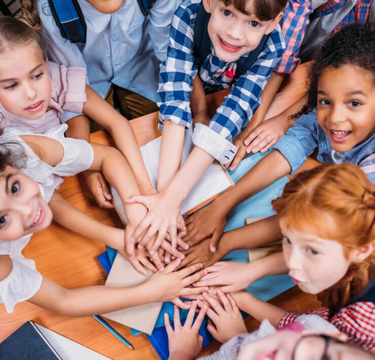 dzieci trzymają się za ręce w szkole na przedmiocie edukacja zdrowotna