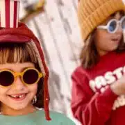 uśmiechnięte dzieci w okularach przeciwsłonecznych z filtrem