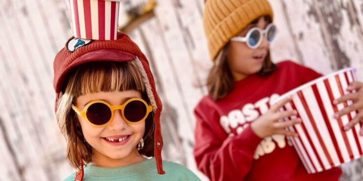 uśmiechnięte dzieci w okularach przeciwsłonecznych z filtrem