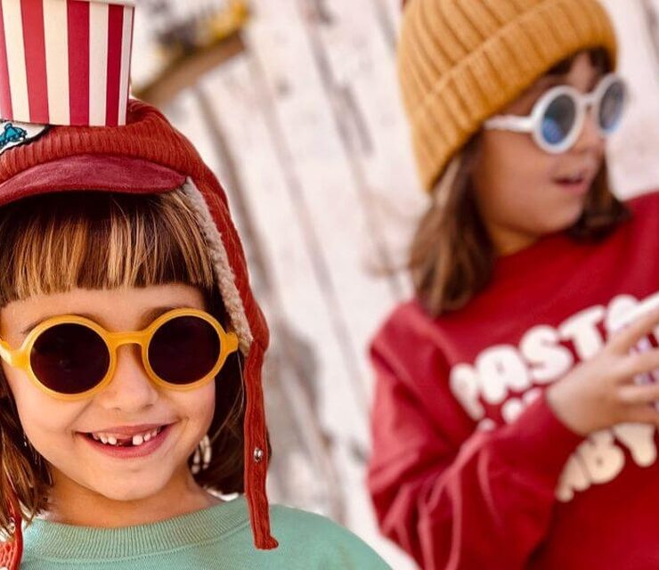 uśmiechnięte dzieci w okularach przeciwsłonecznych z filtrem