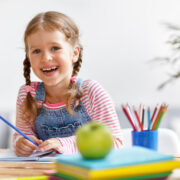 dziewczynka w wieku przedszkolnym czyta książka