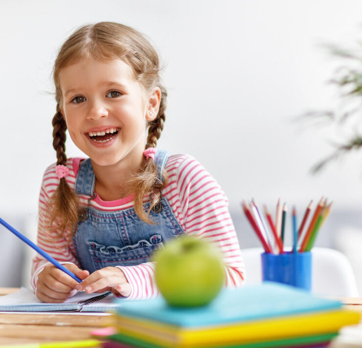 dziewczynka w wieku przedszkolnym czyta książka