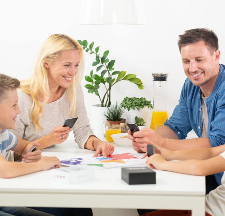 rodzina gra w gry karciane przy stole