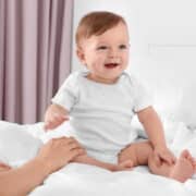 małe dziecko siedzi samodzielnie