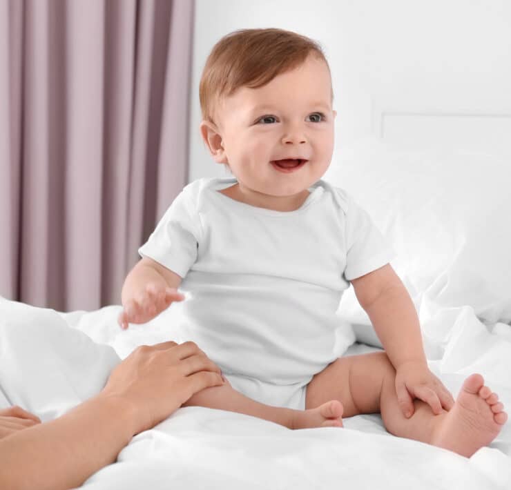 małe dziecko siedzi samodzielnie