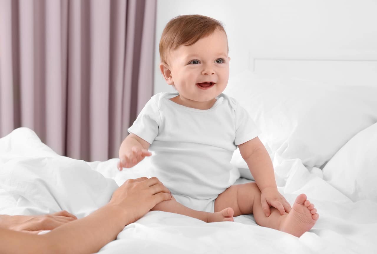 małe dziecko siedzi samodzielnie