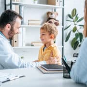 lekarz pediatra bada dziecko w trakcie bilansu zdrowia