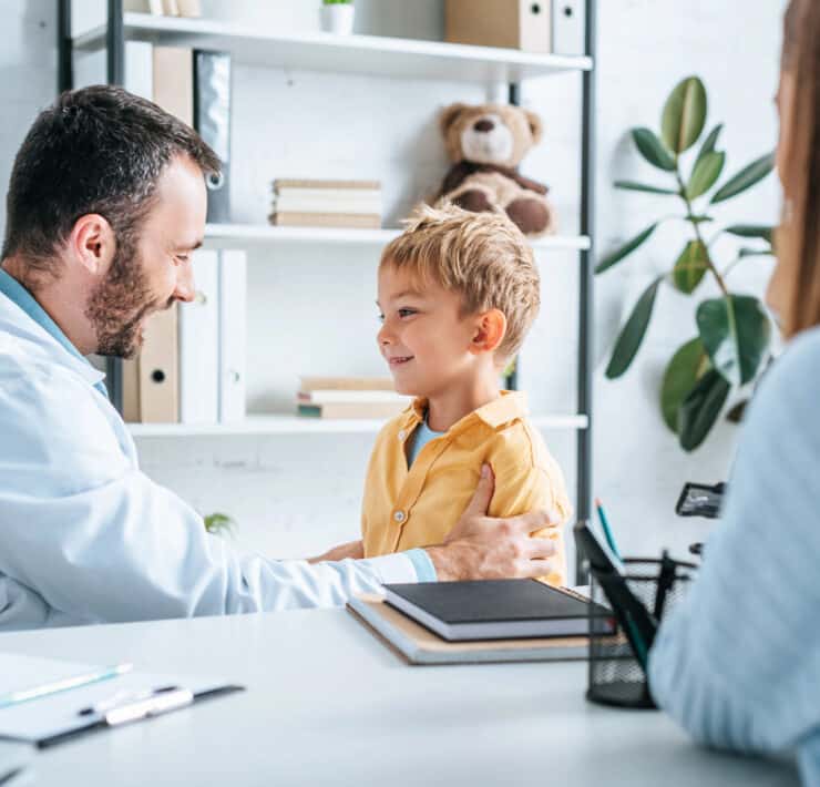 lekarz pediatra bada dziecko w trakcie bilansu zdrowia