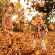 dzieci bawiące się na świeżym powietrzu jesienią