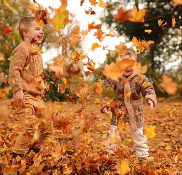 dzieci bawiące się na świeżym powietrzu jesienią