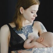 kobieta karmi piersią